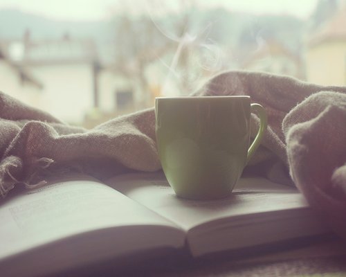 Secangkir kopi dan jurnal pagi sebagai lambang ritme yang tenang